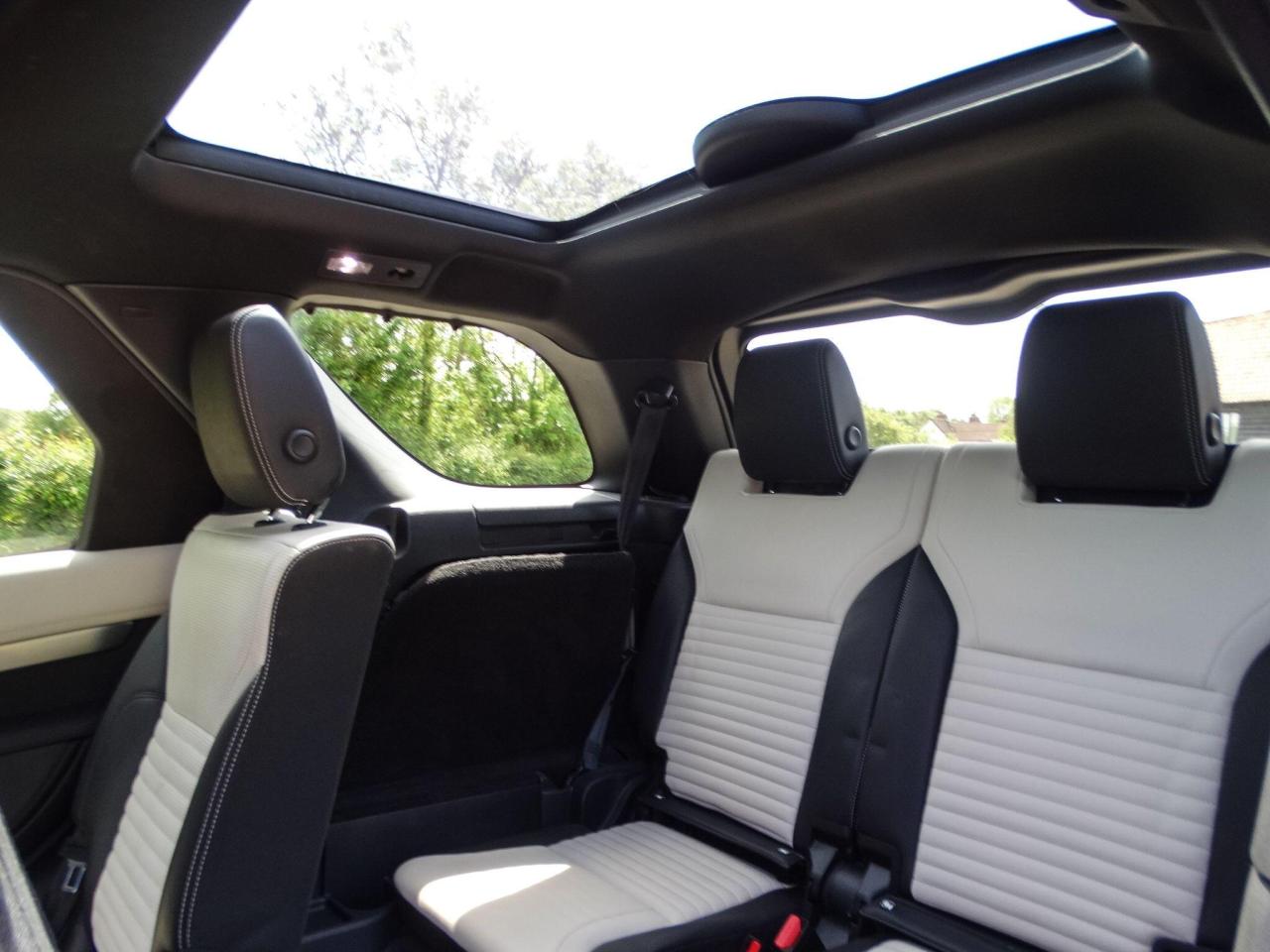 2023 Land Rover 3.0 D300 MHEV R-Dynamic SE Auto 4WD Euro 6 (s/s) 5dr