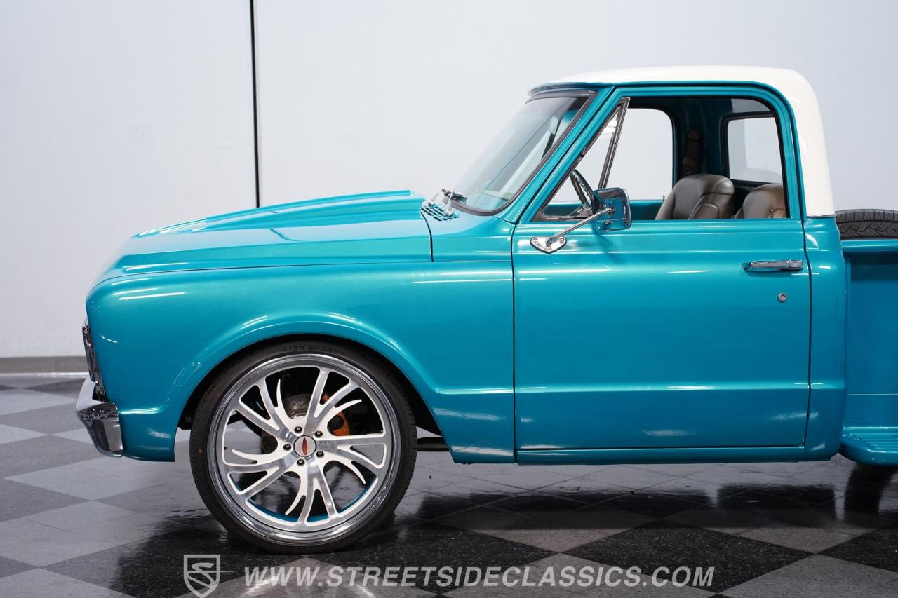 1967 GMC C10 Stepside Restomod