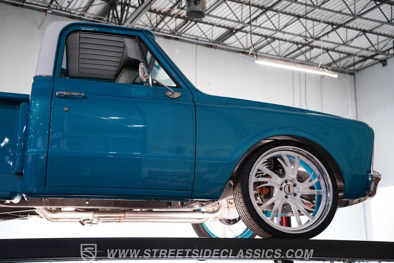 1967 GMC C10 Stepside Restomod