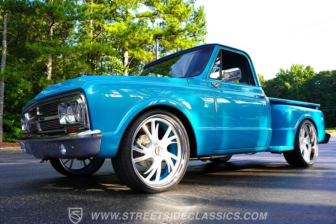 1967 GMC C10 Stepside Restomod