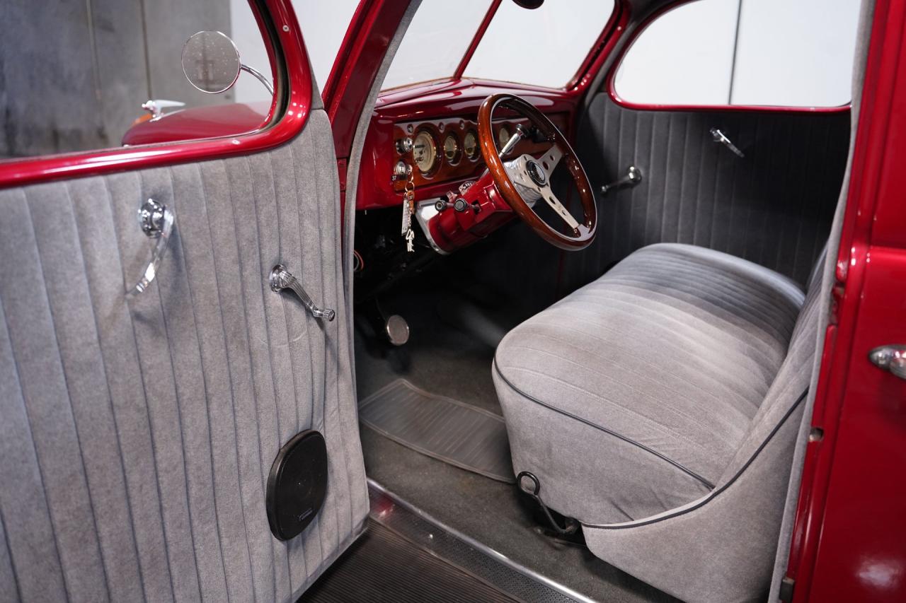 1937 Ford Deluxe
