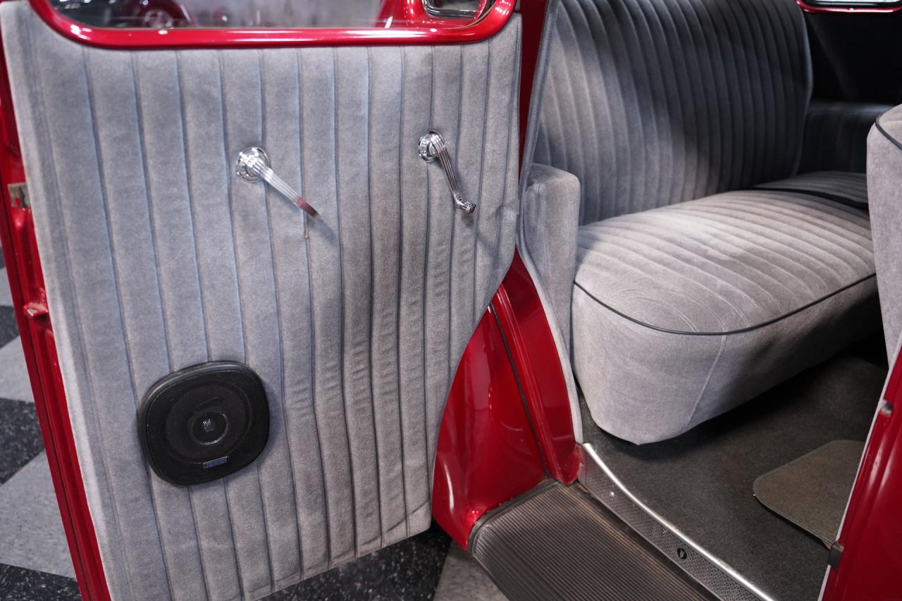 1937 Ford Deluxe