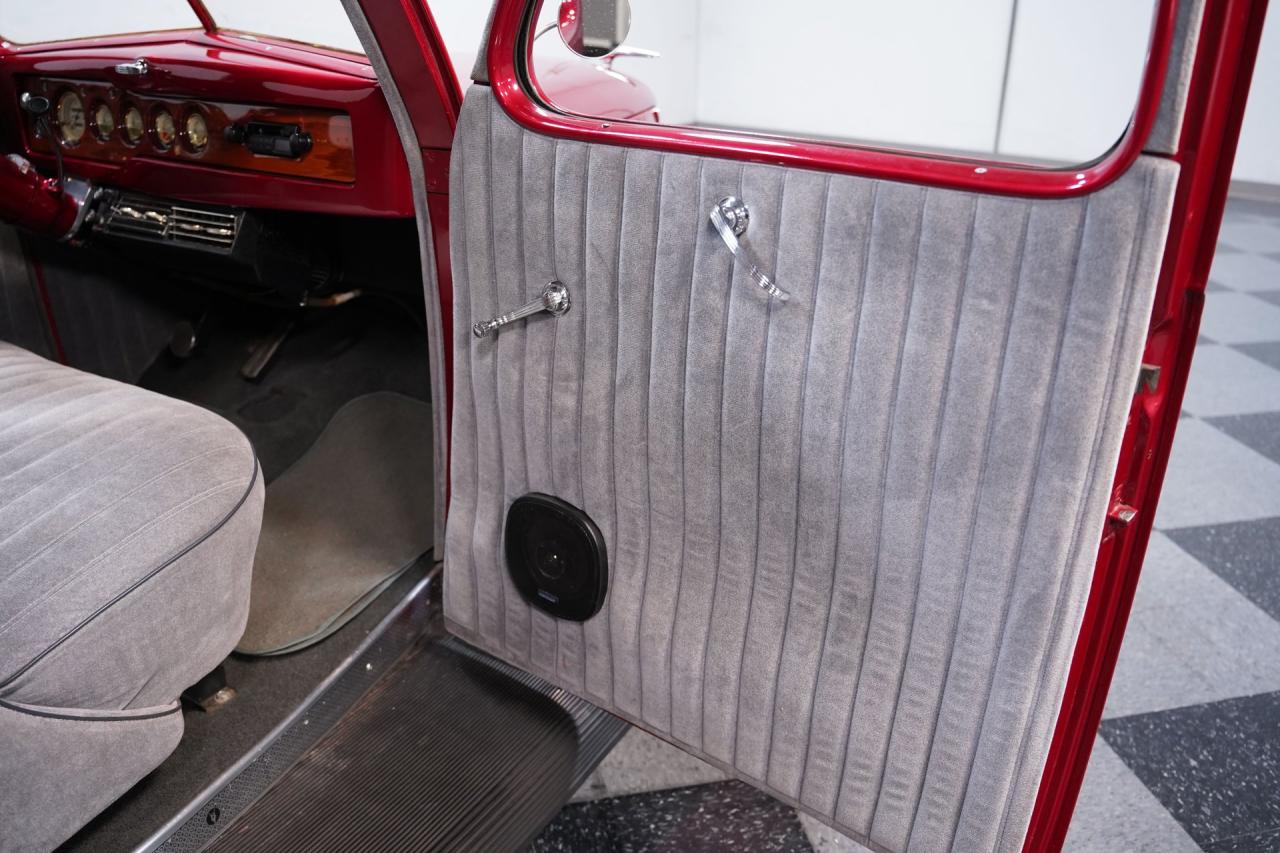 1937 Ford Deluxe
