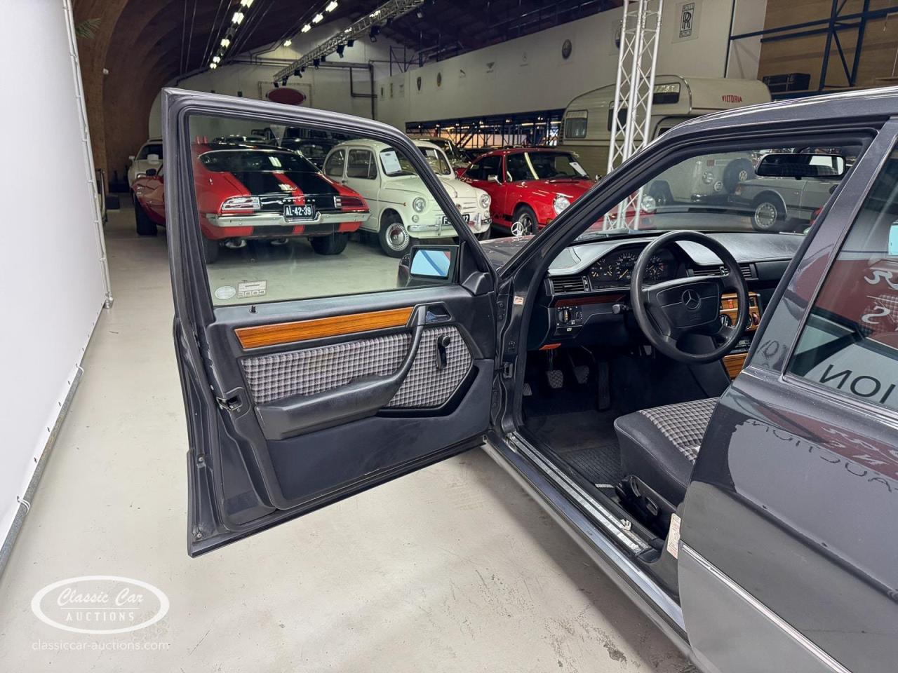 1992 Mercedes - Benz 200E