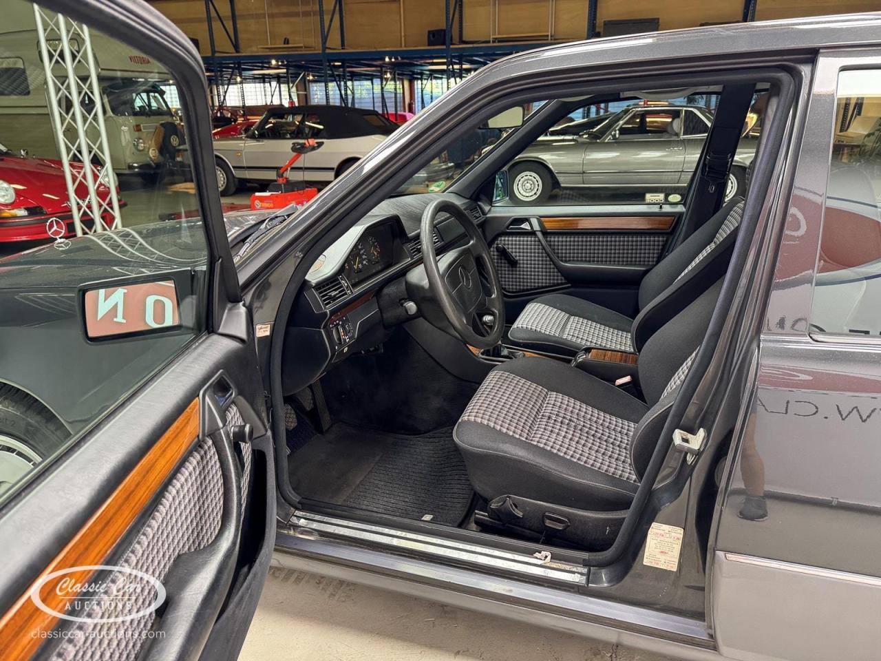 1992 Mercedes - Benz 200E