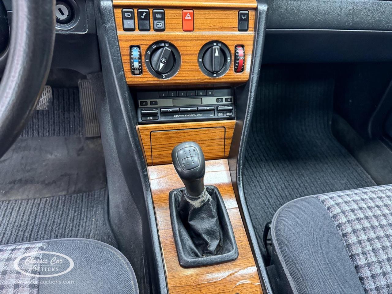 1992 Mercedes - Benz 200E