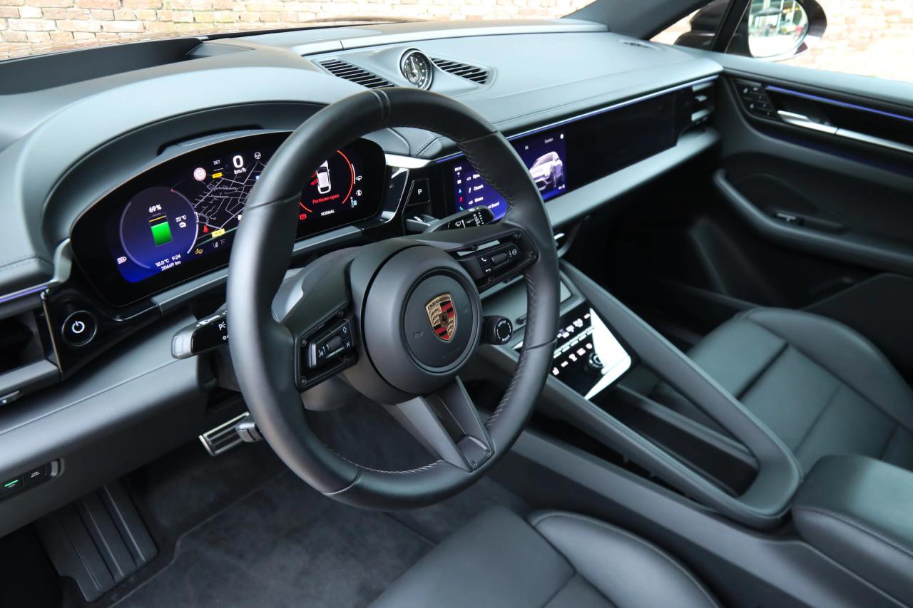 2025 Porsche Macan 4S &ldquo;Copper Ruby Metallic&rdquo;