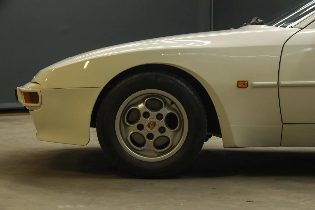 1986 Porsche 944 2.5 Coup&eacute; &ldquo;Alpinwei&szlig;&rdquo;