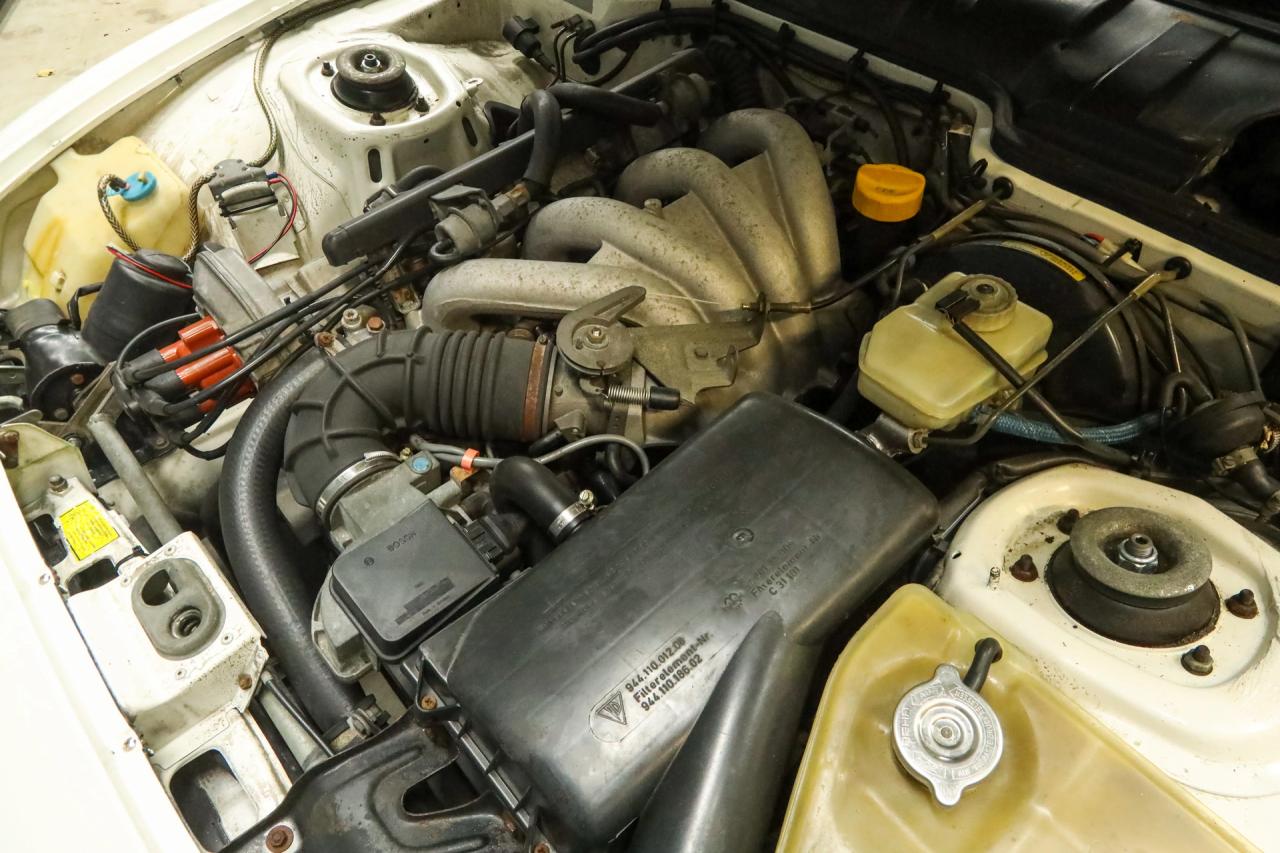 1986 Porsche 944 2.5 Coup&eacute; &ldquo;Alpinwei&szlig;&rdquo;