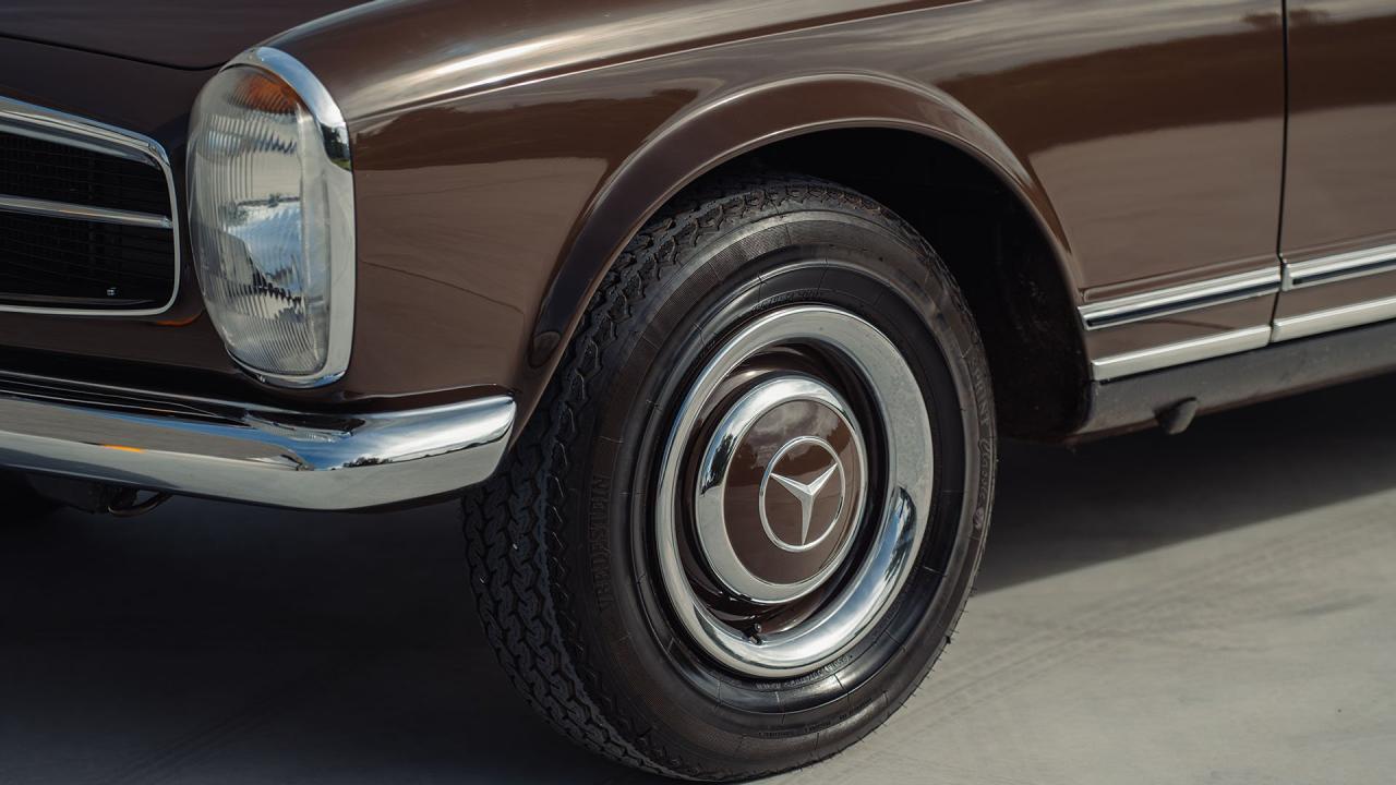 1965 Mercedes - Benz 230 SL Pagoda