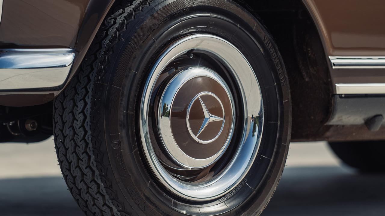 1965 Mercedes - Benz 230 SL Pagoda