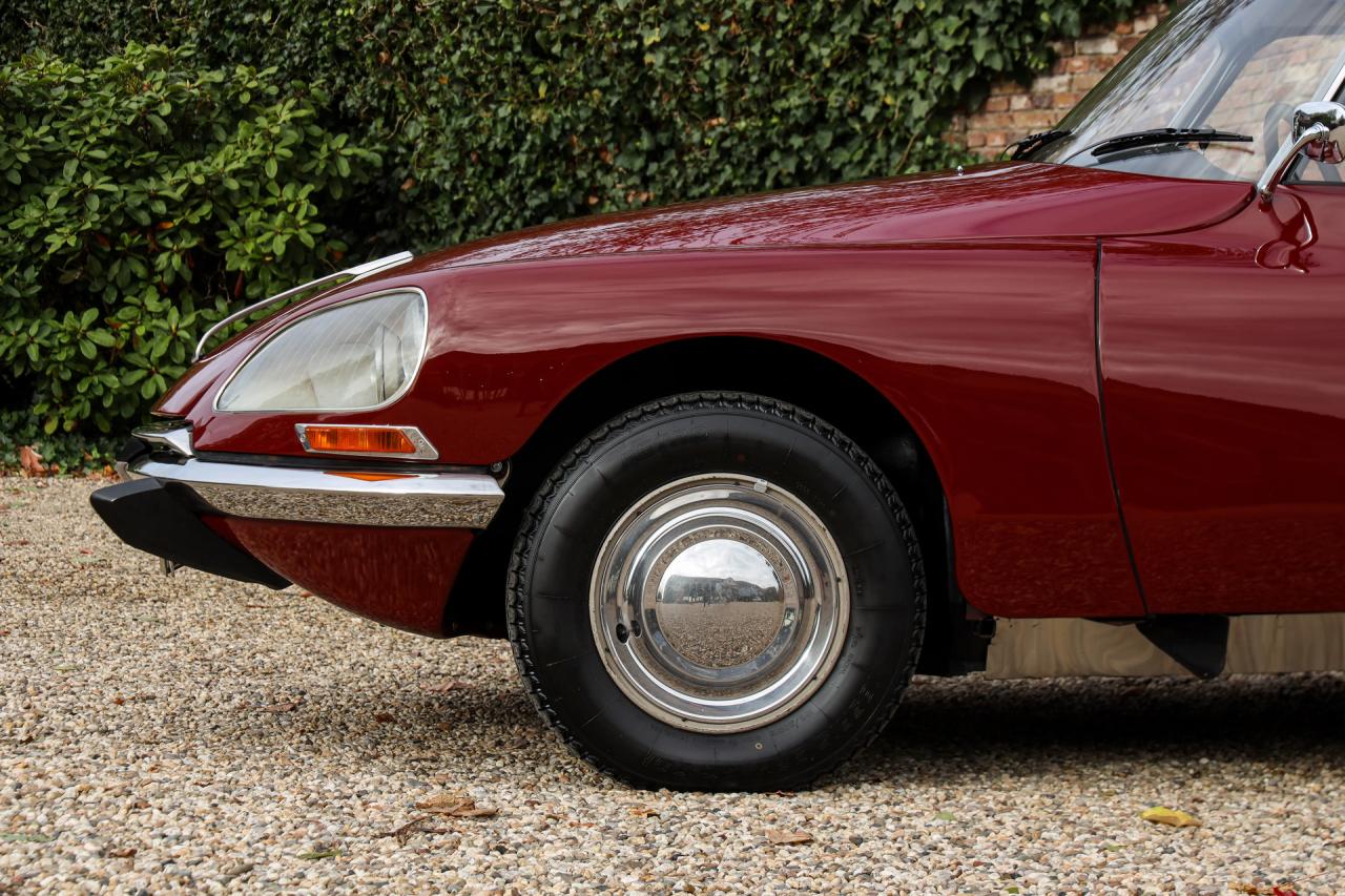 1971 Citro&euml;n Citro&euml;n DS21 Berline Automatique &ldquo;Rouge Cornaline&rdquo;