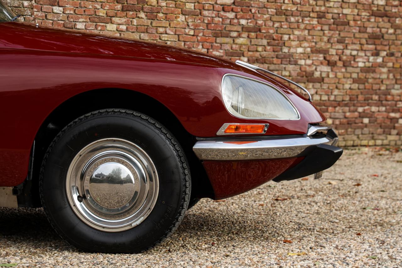 1971 Citro&euml;n Citro&euml;n DS21 Berline Automatique &ldquo;Rouge Cornaline&rdquo;