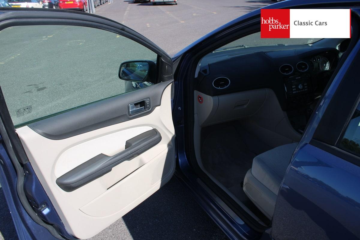 2005 Ford FOCUS GHIA AUTO