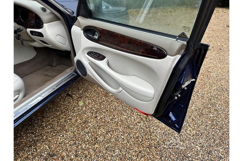 2002 Jaguar V8 Xj SE  LWB