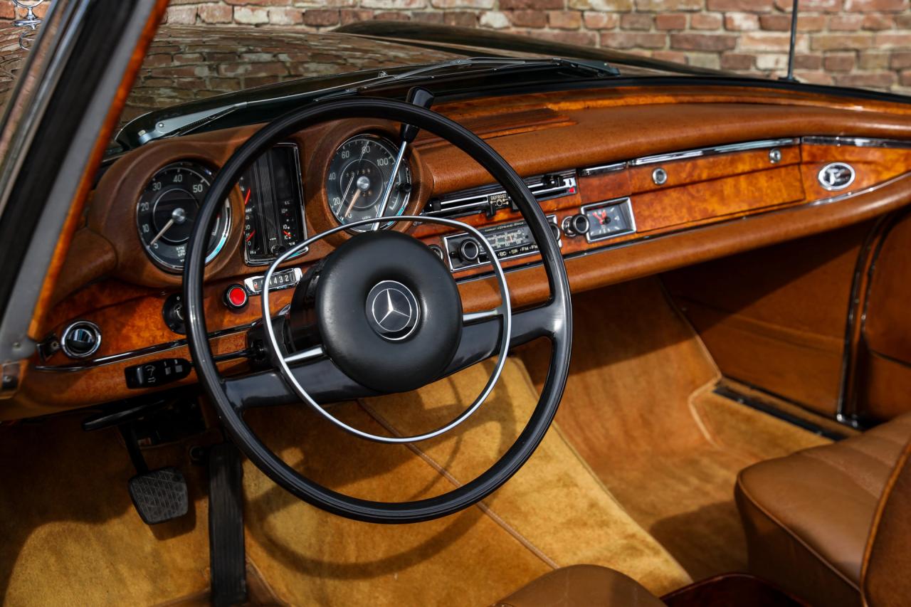 1969 Mercedes - Benz Mercedes Benz 280 SE Cabriolet &ldquo;Dunkeloliv or Dark Olive&rdquo;