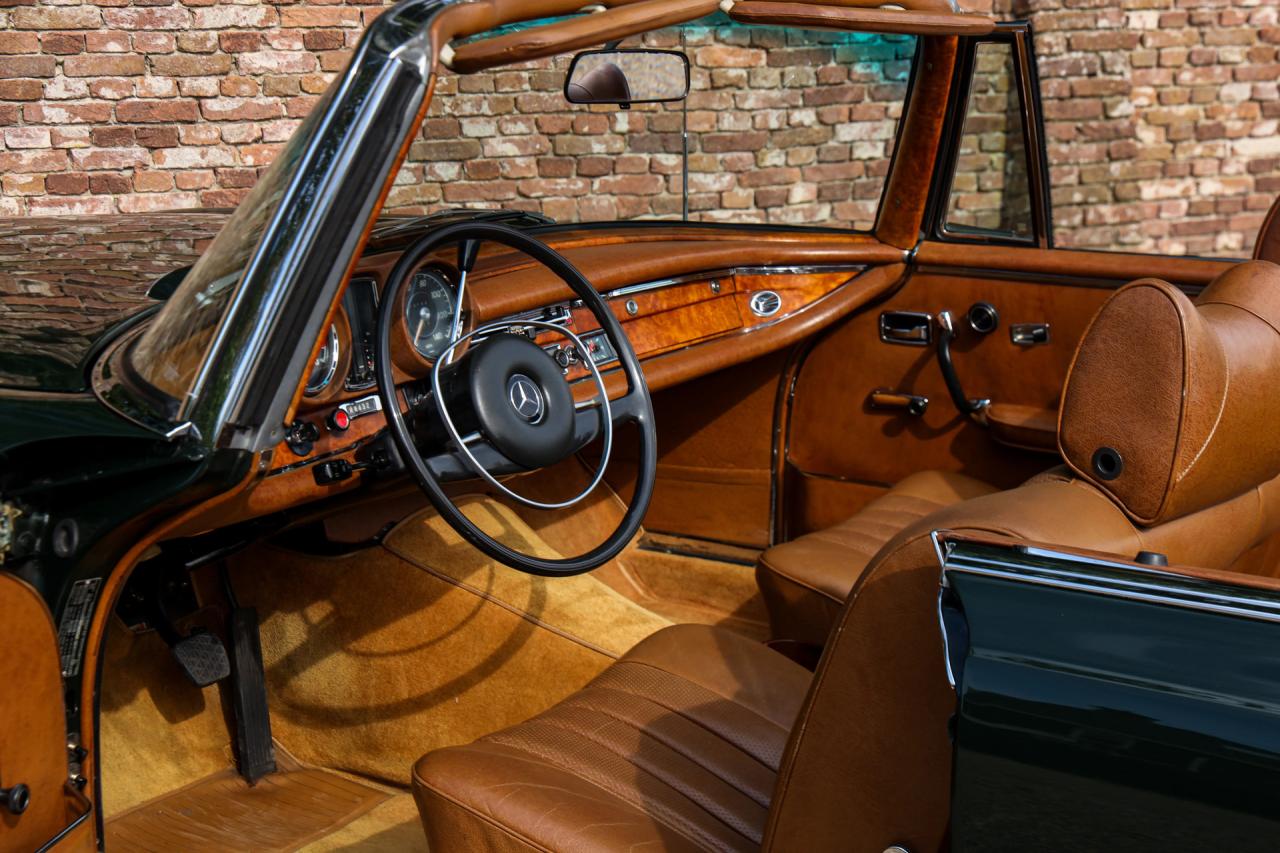 1969 Mercedes - Benz Mercedes Benz 280 SE Cabriolet &ldquo;Dunkeloliv or Dark Olive&rdquo;