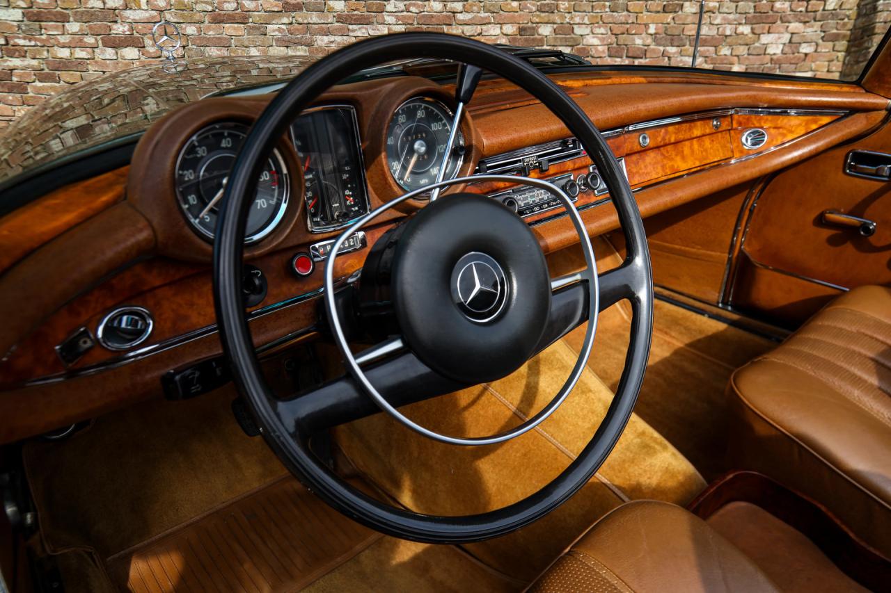 1969 Mercedes - Benz Mercedes Benz 280 SE Cabriolet &ldquo;Dunkeloliv or Dark Olive&rdquo;