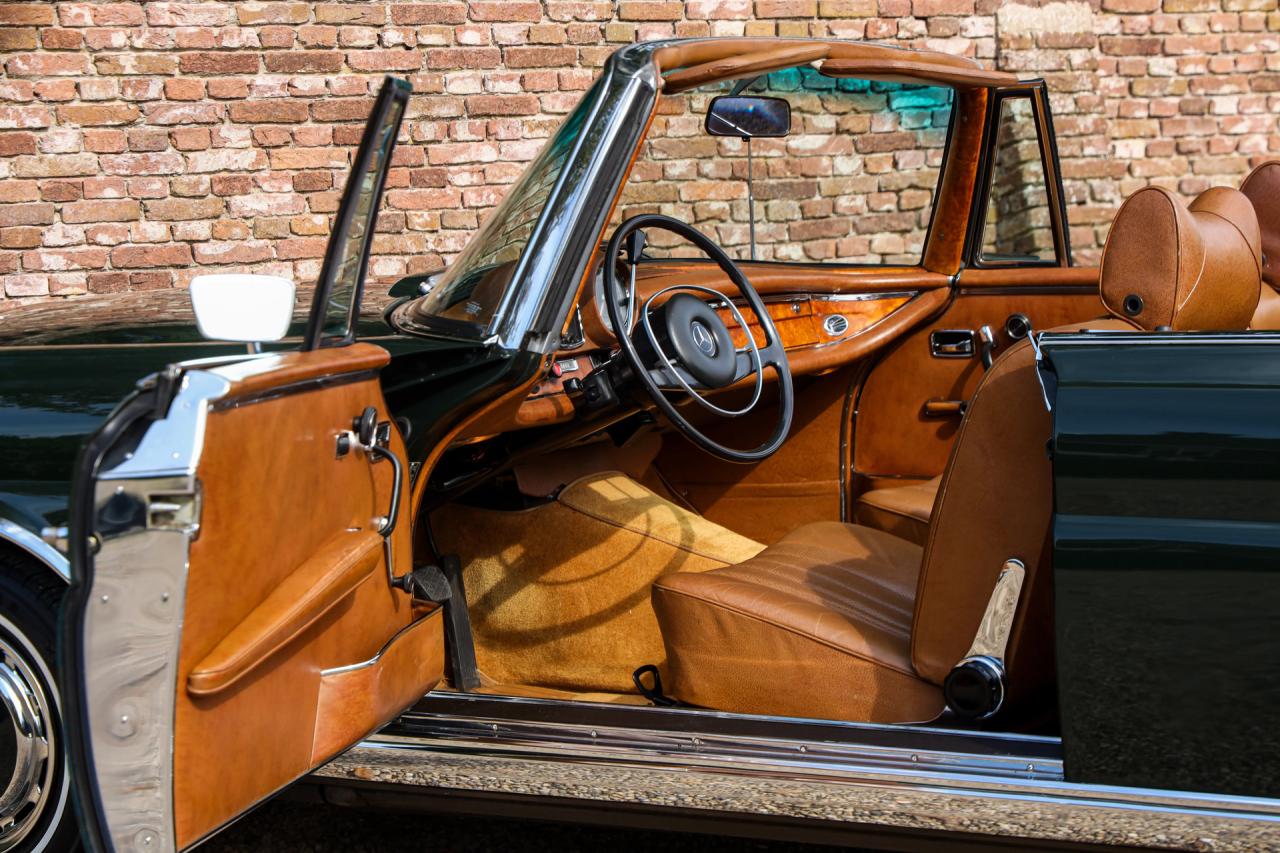 1969 Mercedes - Benz Mercedes Benz 280 SE Cabriolet &ldquo;Dunkeloliv or Dark Olive&rdquo;