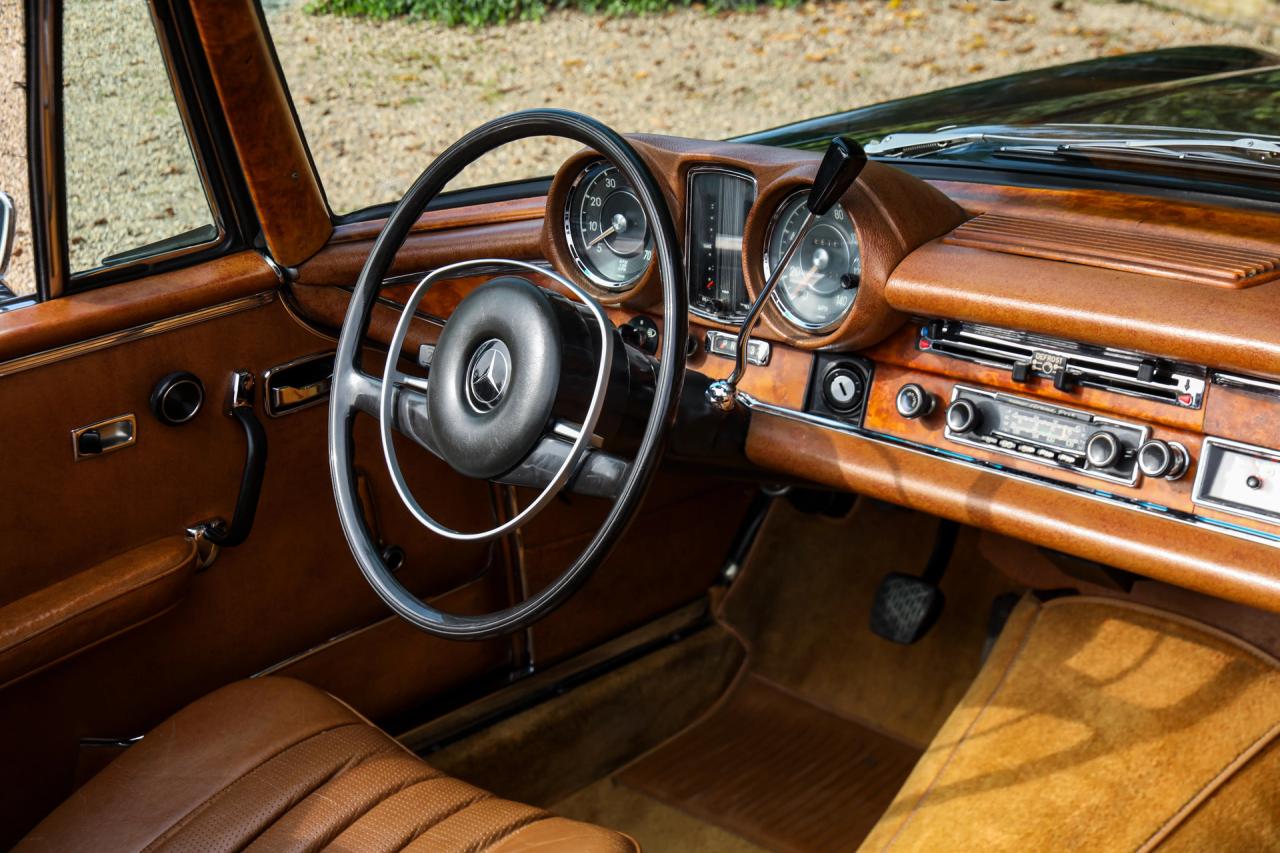 1969 Mercedes - Benz Mercedes Benz 280 SE Cabriolet &ldquo;Dunkeloliv or Dark Olive&rdquo;