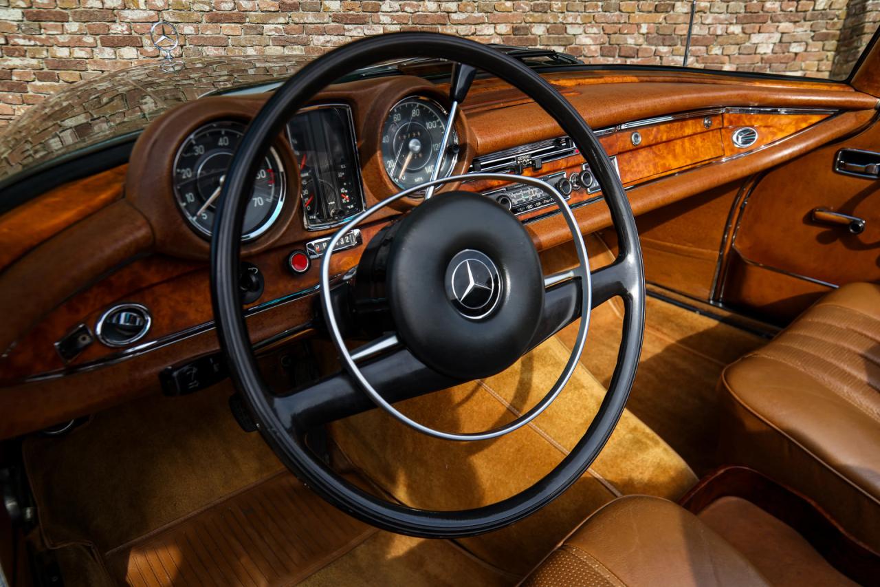 1969 Mercedes - Benz Mercedes Benz 280 SE Cabriolet &ldquo;Dunkeloliv or Dark Olive&rdquo;