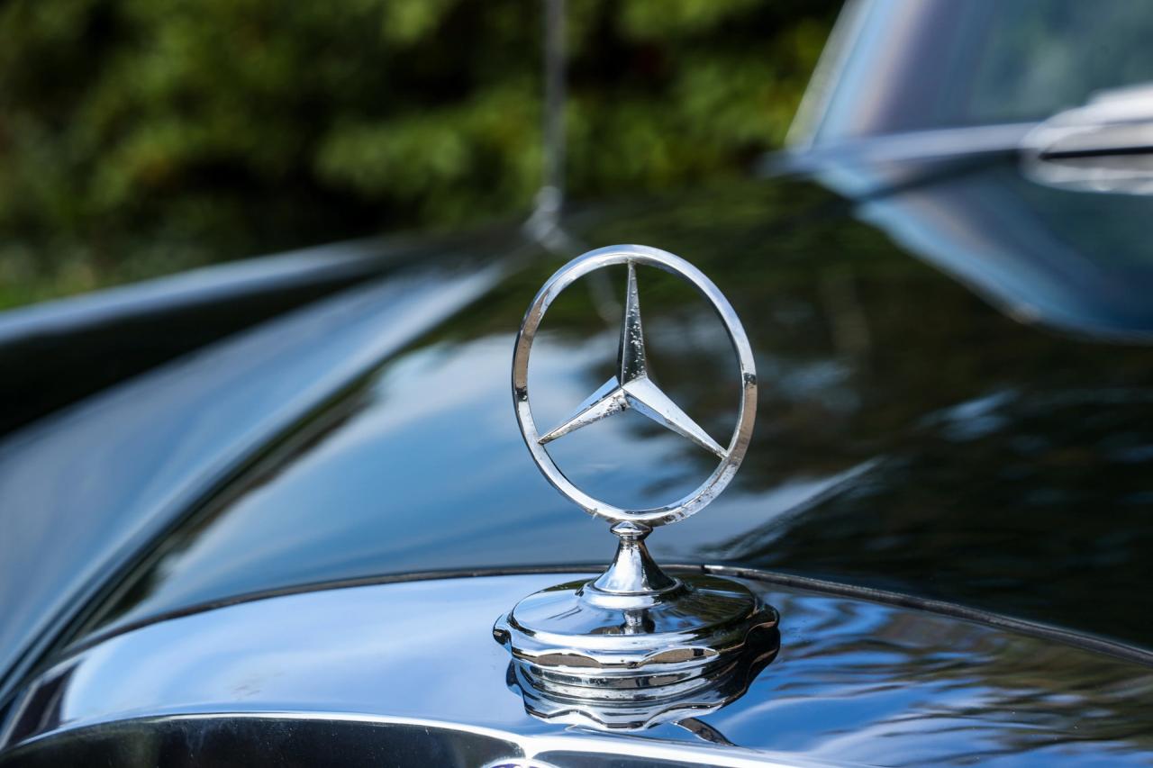 1969 Mercedes - Benz Mercedes Benz 280 SE Cabriolet &ldquo;Dunkeloliv or Dark Olive&rdquo;