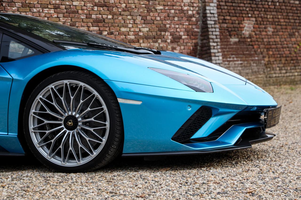 2018 Lamborghini Aventador S Roadster &ldquo;Blu Aegir over Bianco Polar&rdquo;