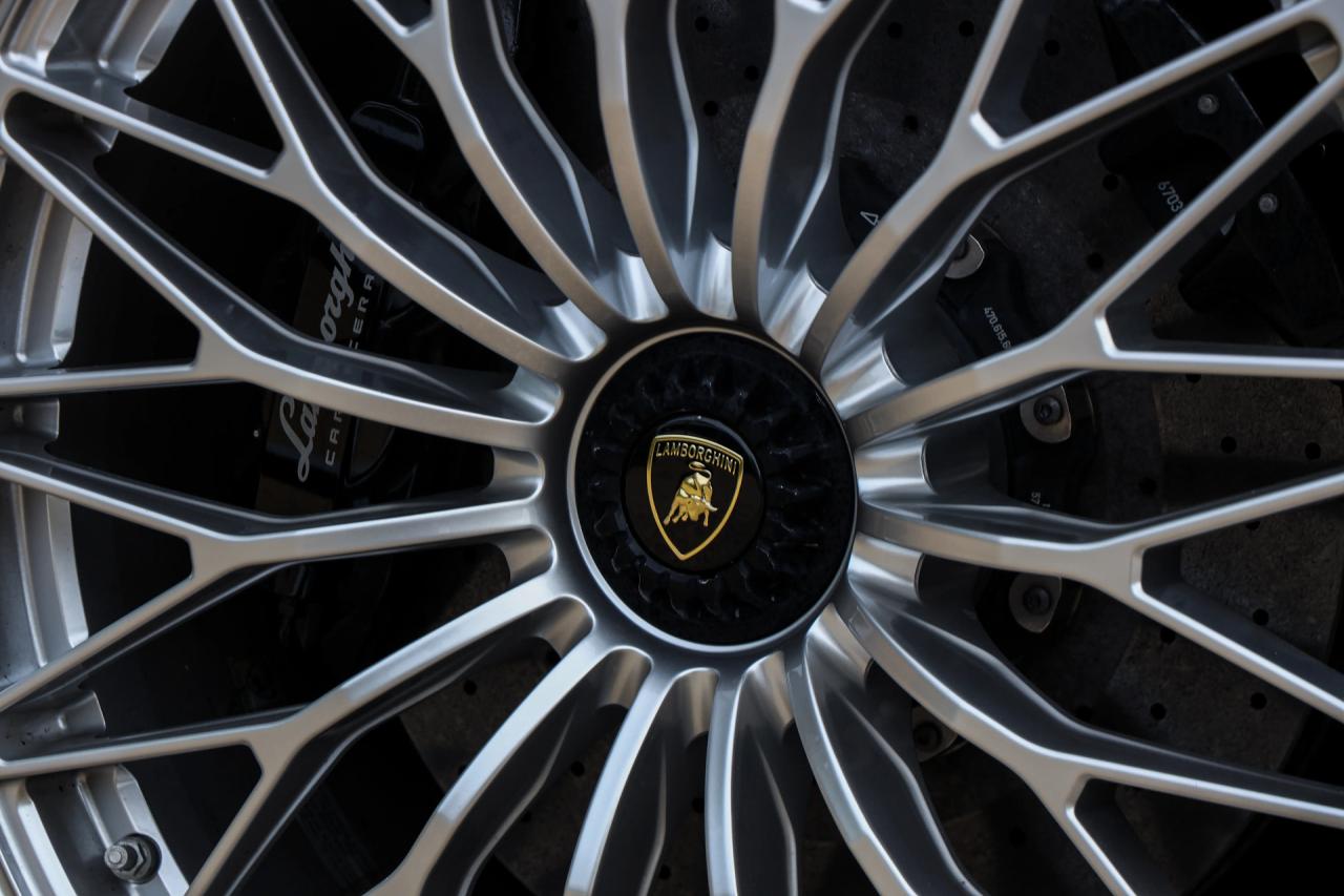 2018 Lamborghini Aventador S Roadster &ldquo;Blu Aegir over Bianco Polar&rdquo;