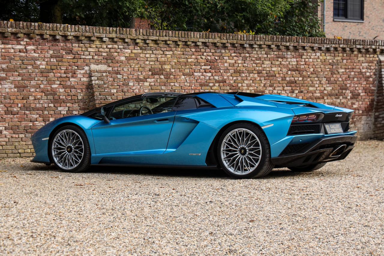 2018 Lamborghini Aventador S Roadster &ldquo;Blu Aegir over Bianco Polar&rdquo;