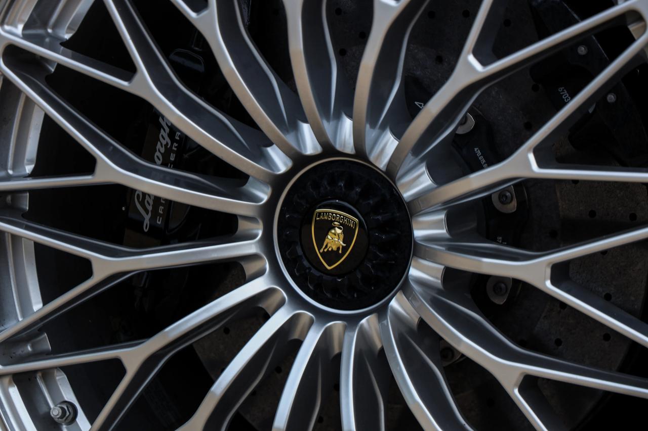 2018 Lamborghini Aventador S Roadster &ldquo;Blu Aegir over Bianco Polar&rdquo;