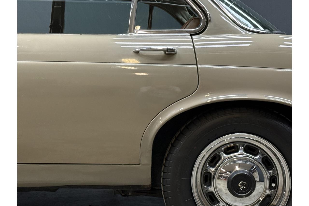 1972 Jaguar XJ6 4.2 Series 1 &ldquo;Ascot Fawn with dark Buckskin&rdquo;