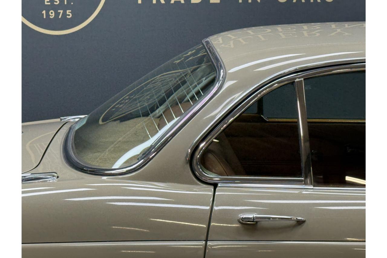 1972 Jaguar XJ6 4.2 Series 1 &ldquo;Ascot Fawn with dark Buckskin&rdquo;