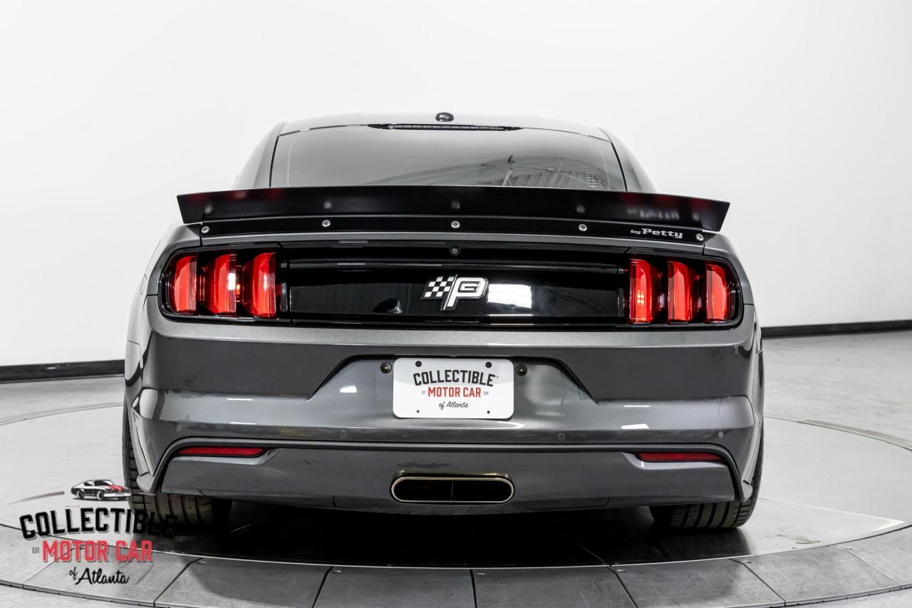 2016 Ford Mustang Petty&rsquo;s Garage King Edition #008