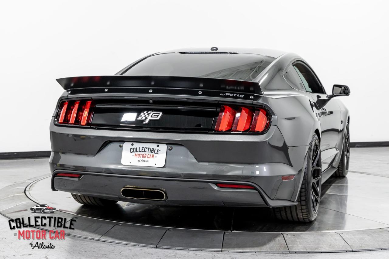 2016 Ford Mustang Petty&rsquo;s Garage King Edition #008