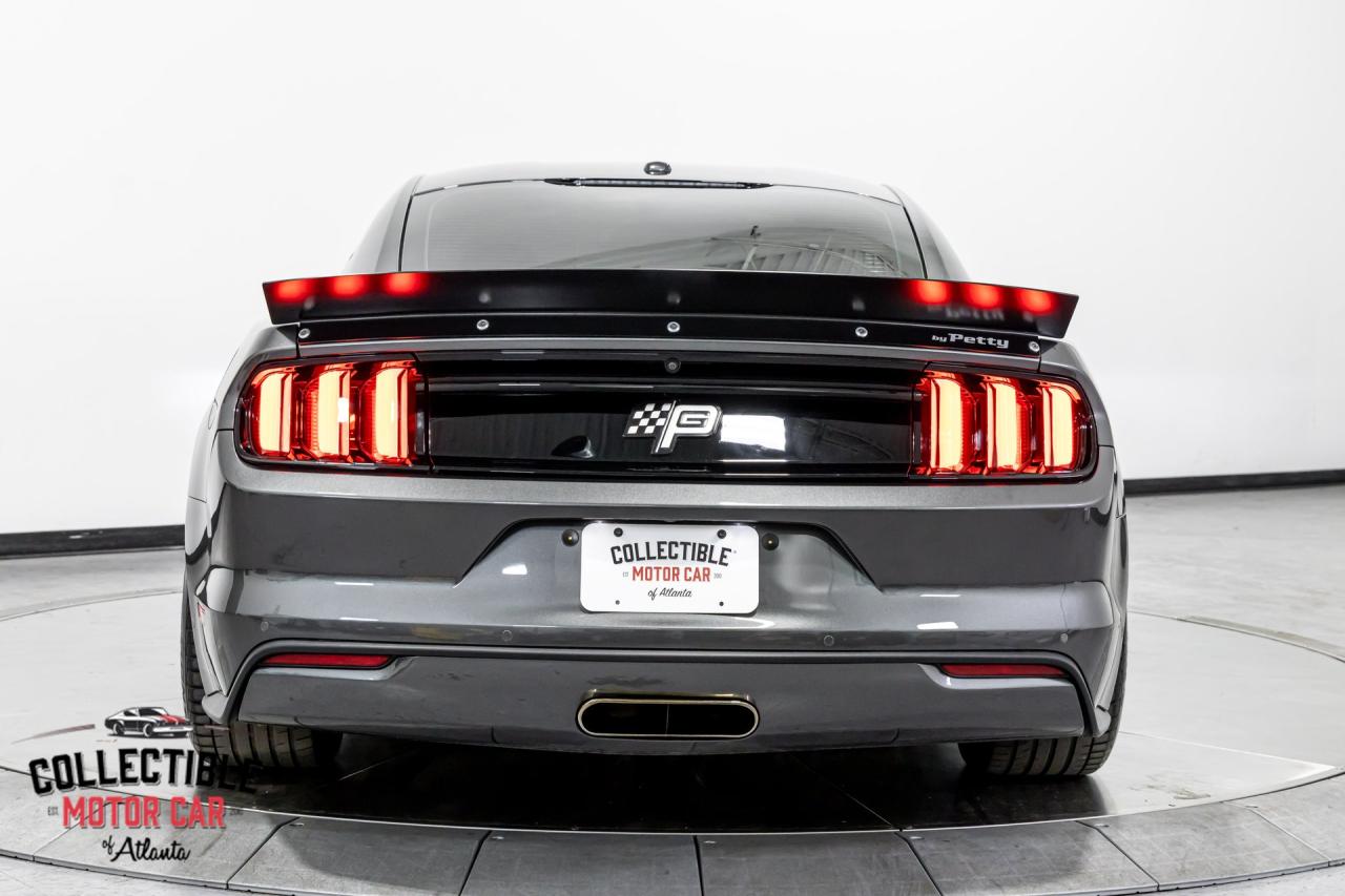 2016 Ford Mustang Petty&rsquo;s Garage King Edition #008