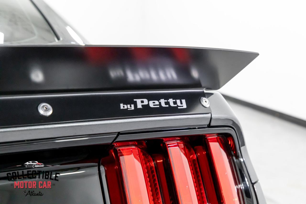 2016 Ford Mustang Petty&rsquo;s Garage King Edition #008