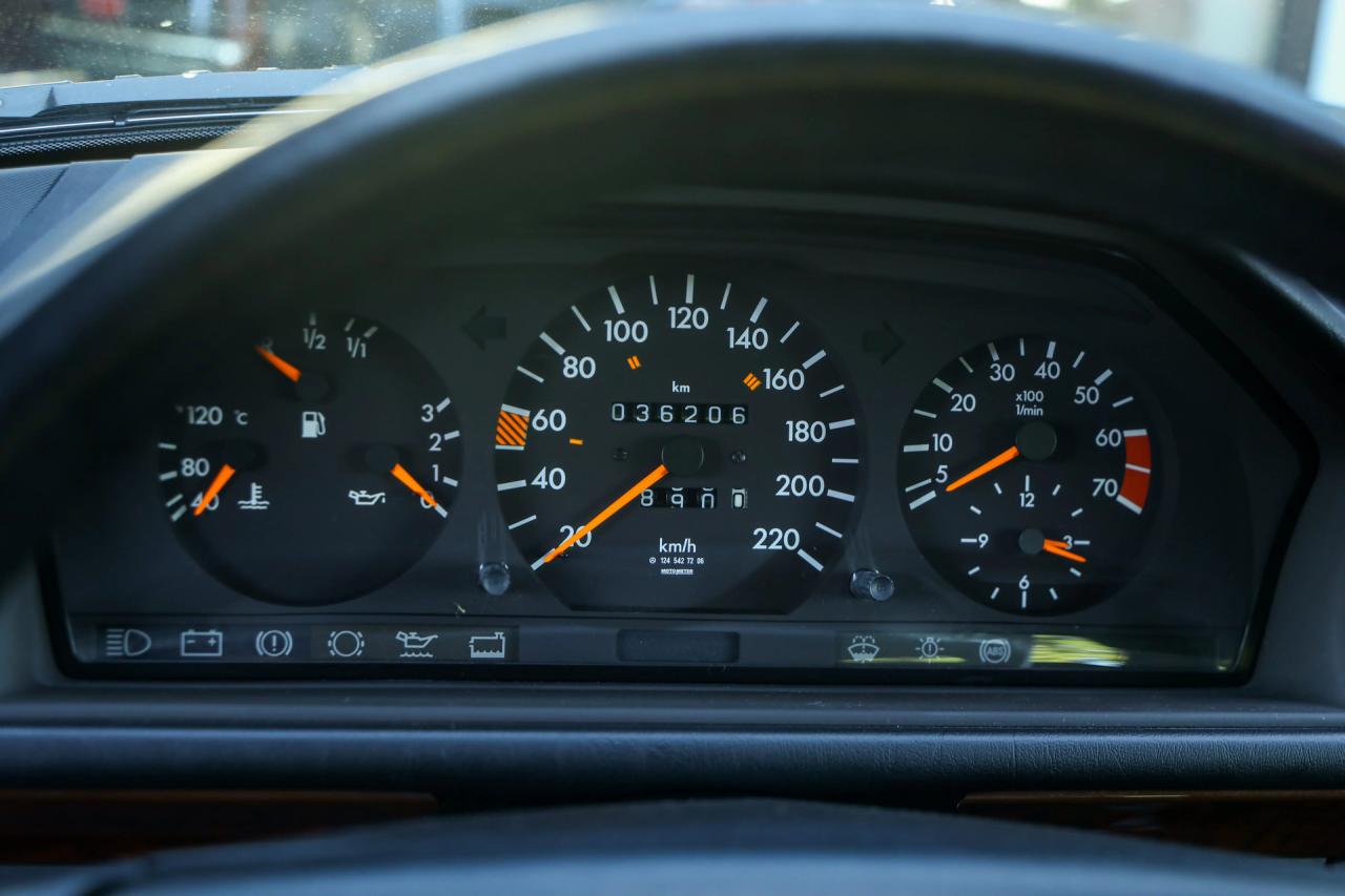 1992 Mercedes - Benz Mercedes Benz 200 E W124 &ldquo;36.000 km with one owner&rdquo; NEW ORIGINAL CONDITION
