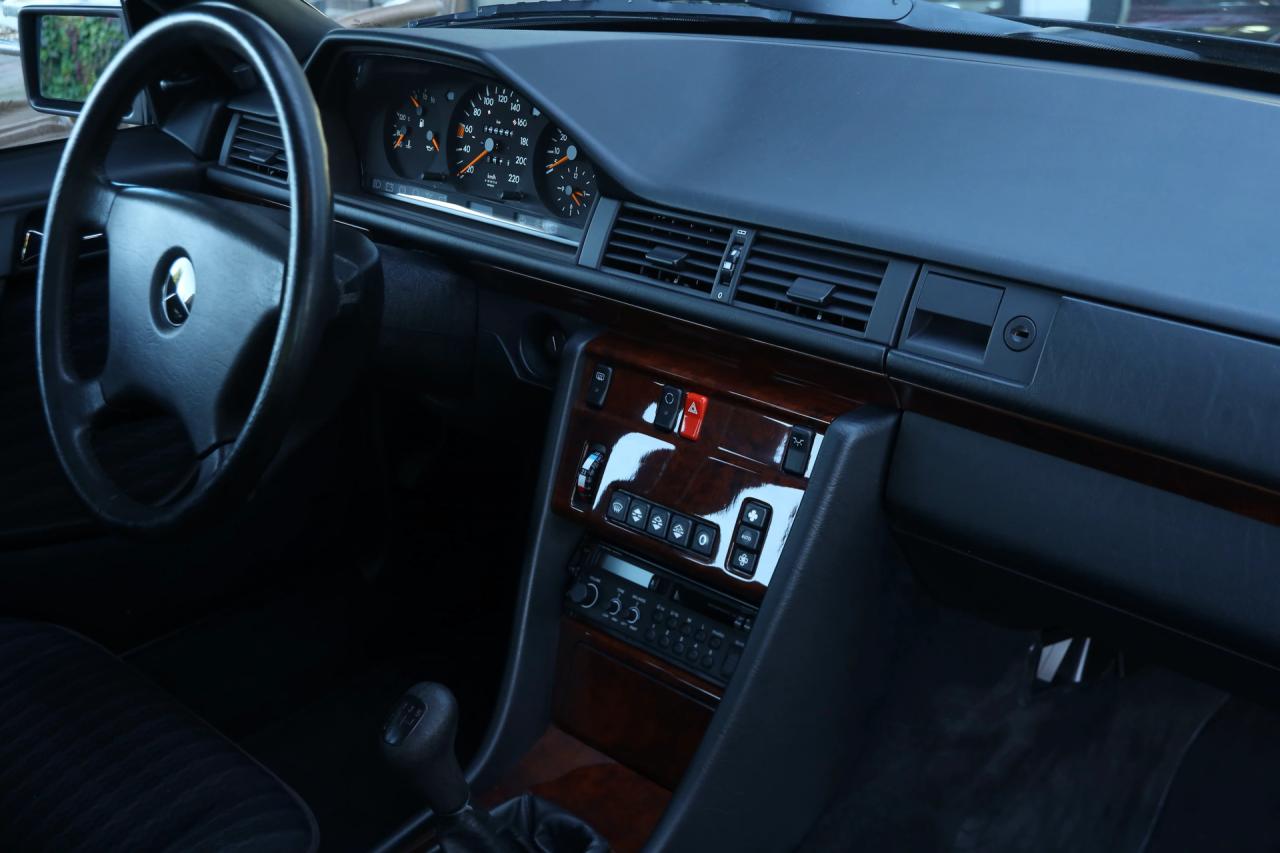 1992 Mercedes - Benz Mercedes Benz 200 E W124 &ldquo;36.000 km with one owner&rdquo; NEW ORIGINAL CONDITION