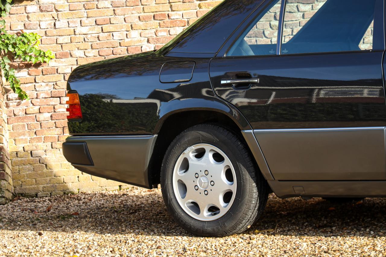 1992 Mercedes - Benz Mercedes Benz 200 E W124 &ldquo;36.000 km with one owner&rdquo; NEW ORIGINAL CONDITION