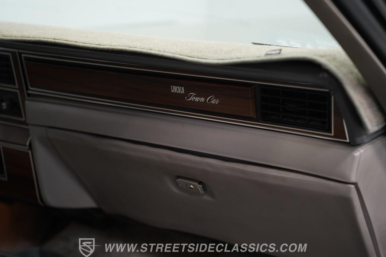 1988 Lincoln Town Car Signature Series