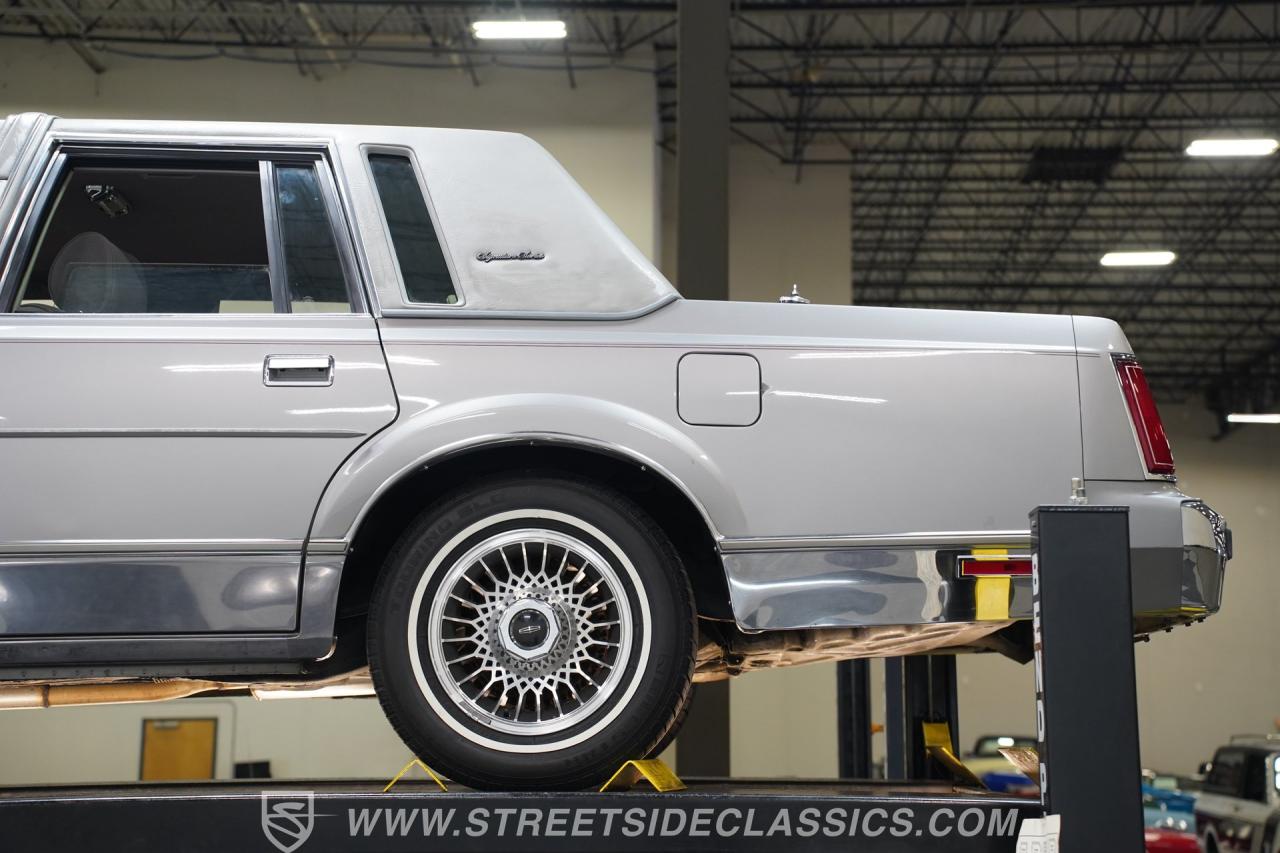 1988 Lincoln Town Car Signature Series