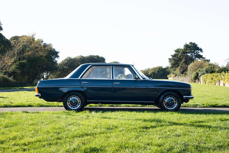 1975 Mercedes - Benz W115 200
