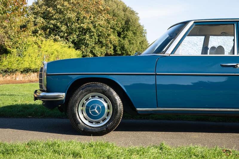 1975 Mercedes - Benz W115 200