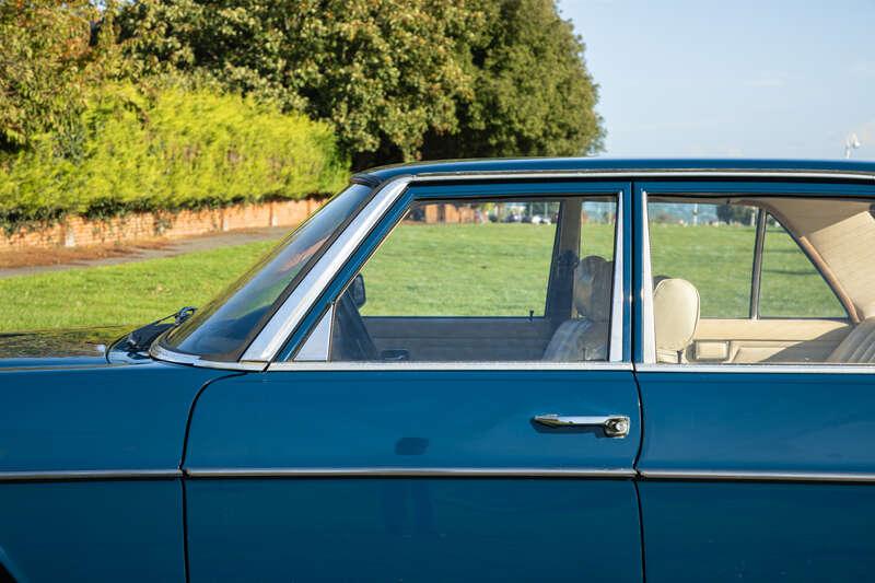 1975 Mercedes - Benz W115 200