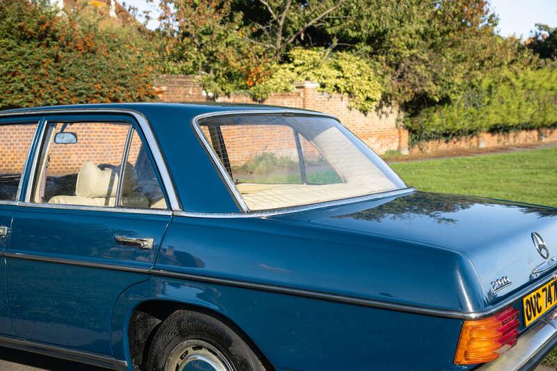 1975 Mercedes - Benz W115 200