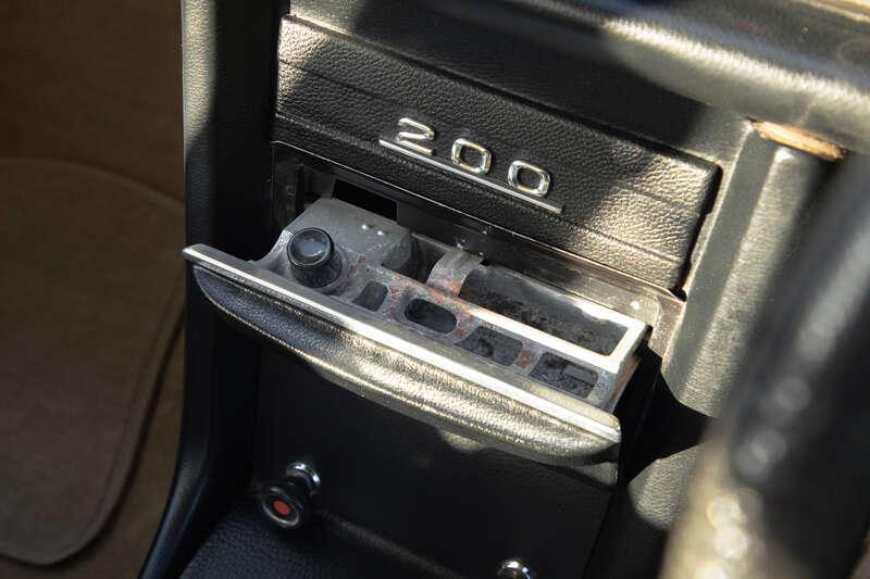 1975 Mercedes - Benz W115 200
