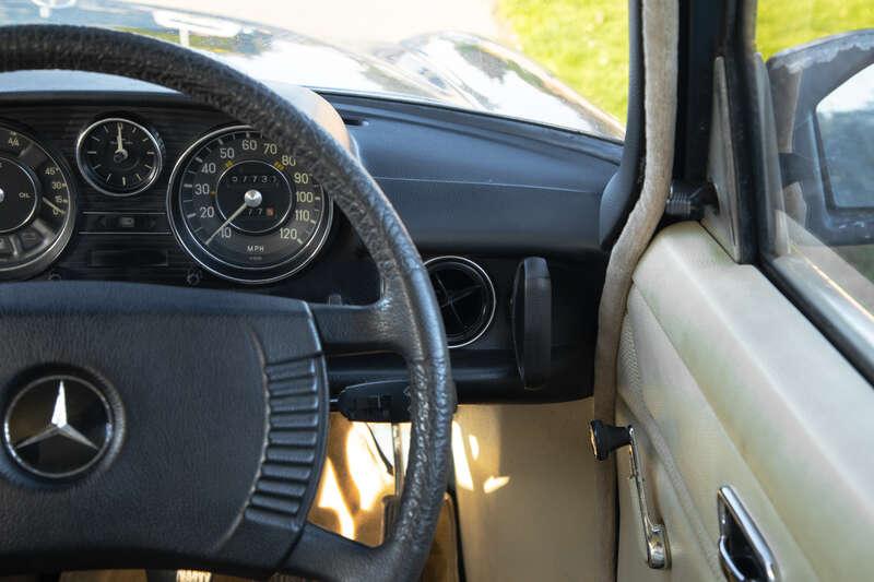 1975 Mercedes - Benz W115 200