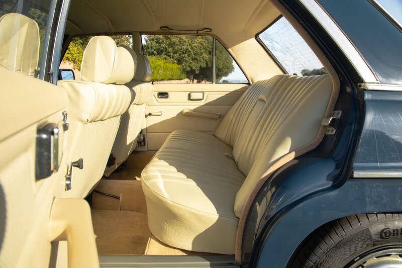 1975 Mercedes - Benz W115 200