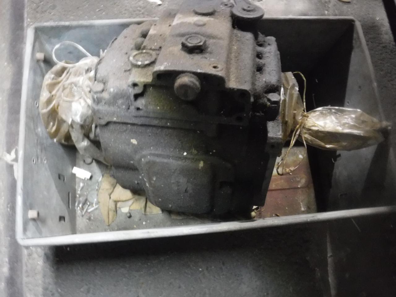 1900 several parts gearboxes