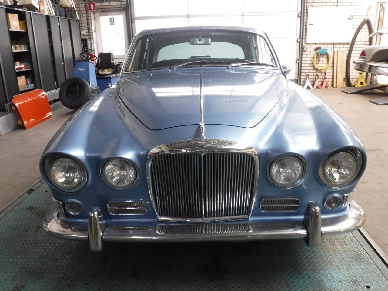 1967 Jaguar 420 blue